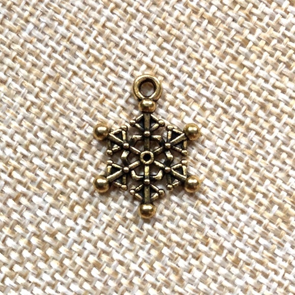 🔴 5 for $10 ONE Vintage Style Gold Tone Snowflake Pendant - Picture 1 of 3